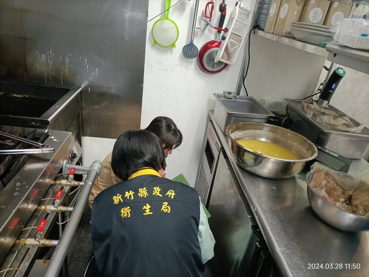 新竹衛生局接獲民眾通報，派稽查員至餐廳查核廚方整潔。新竹縣政府提供