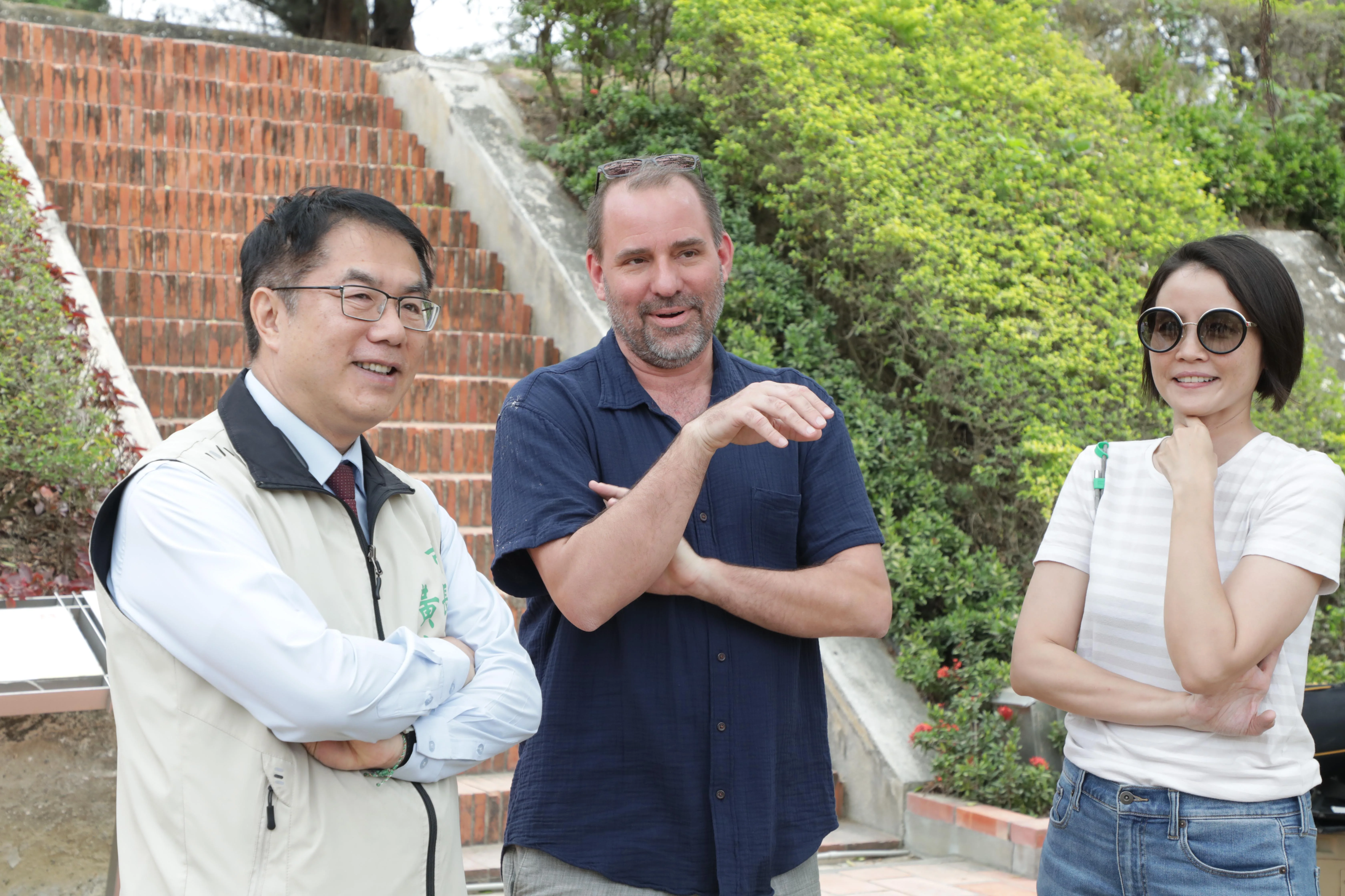 台南市長黃偉哲（左）與藝術家Kurt Perschke（中）視察紅球放置點。台南市政府提供