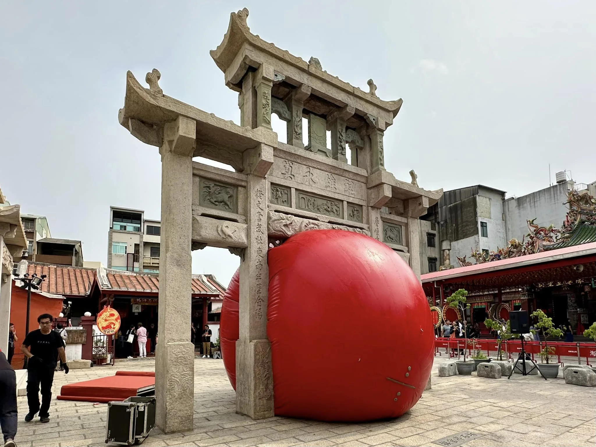 「紅球計畫」首站在台南風神廟展出。取自台南式 Tainan Style粉專