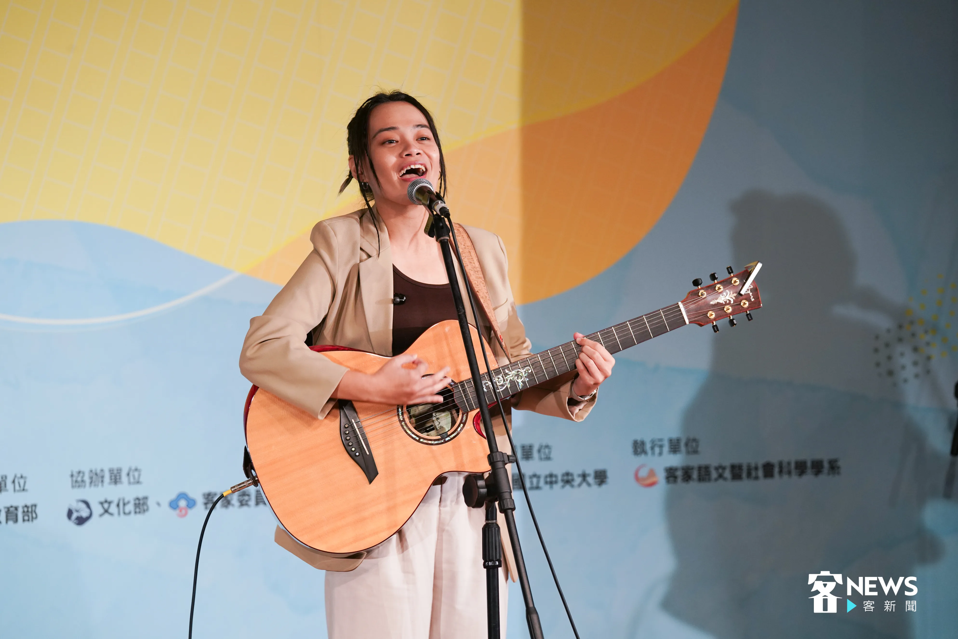 原住民歌手郭芝吟帶來精采原住民族母語音樂演出。洪俊傑攝