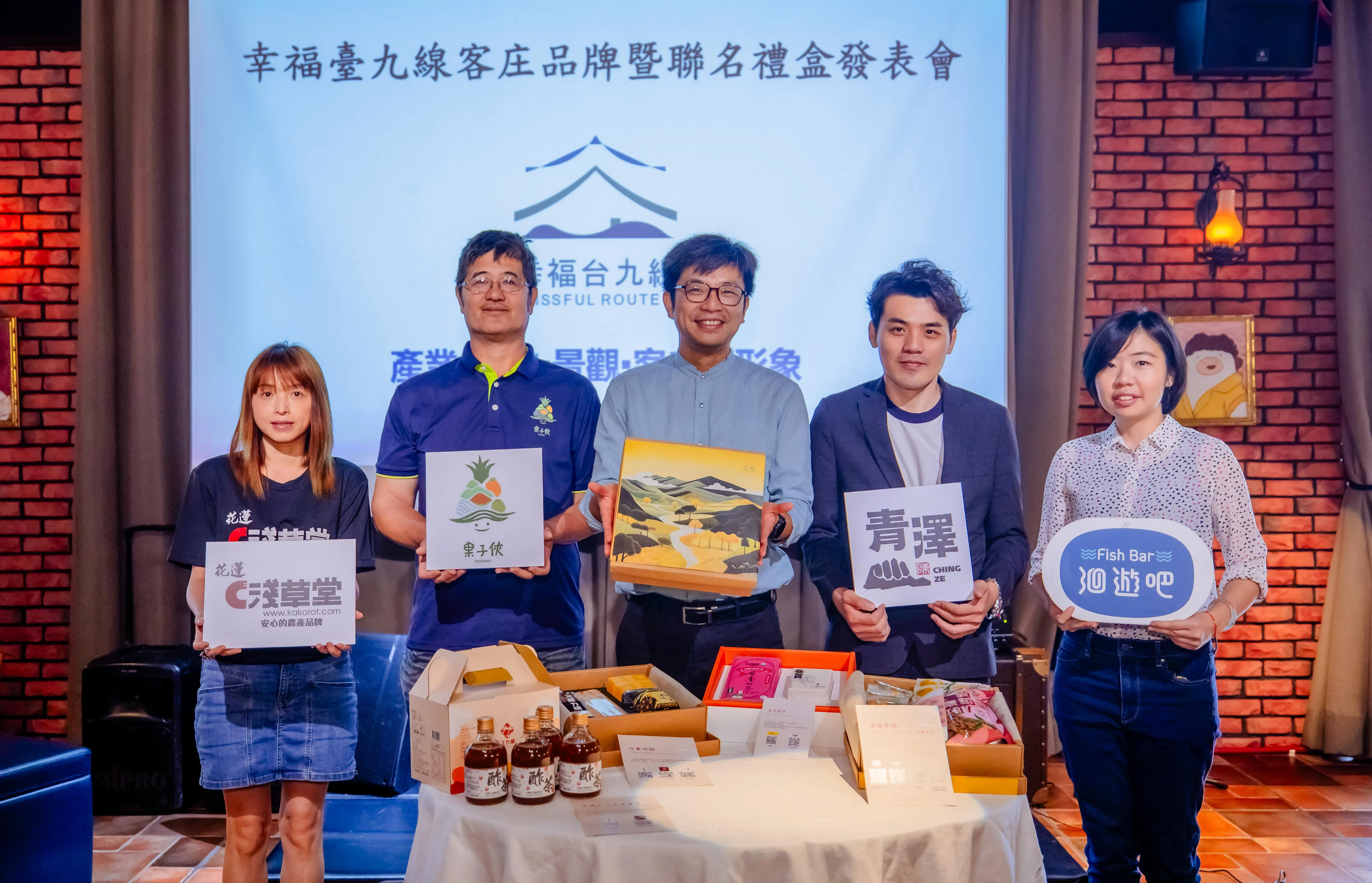 客委會副主委周江杰（中）與合作業者開箱聯名禮盒。客委會提供
