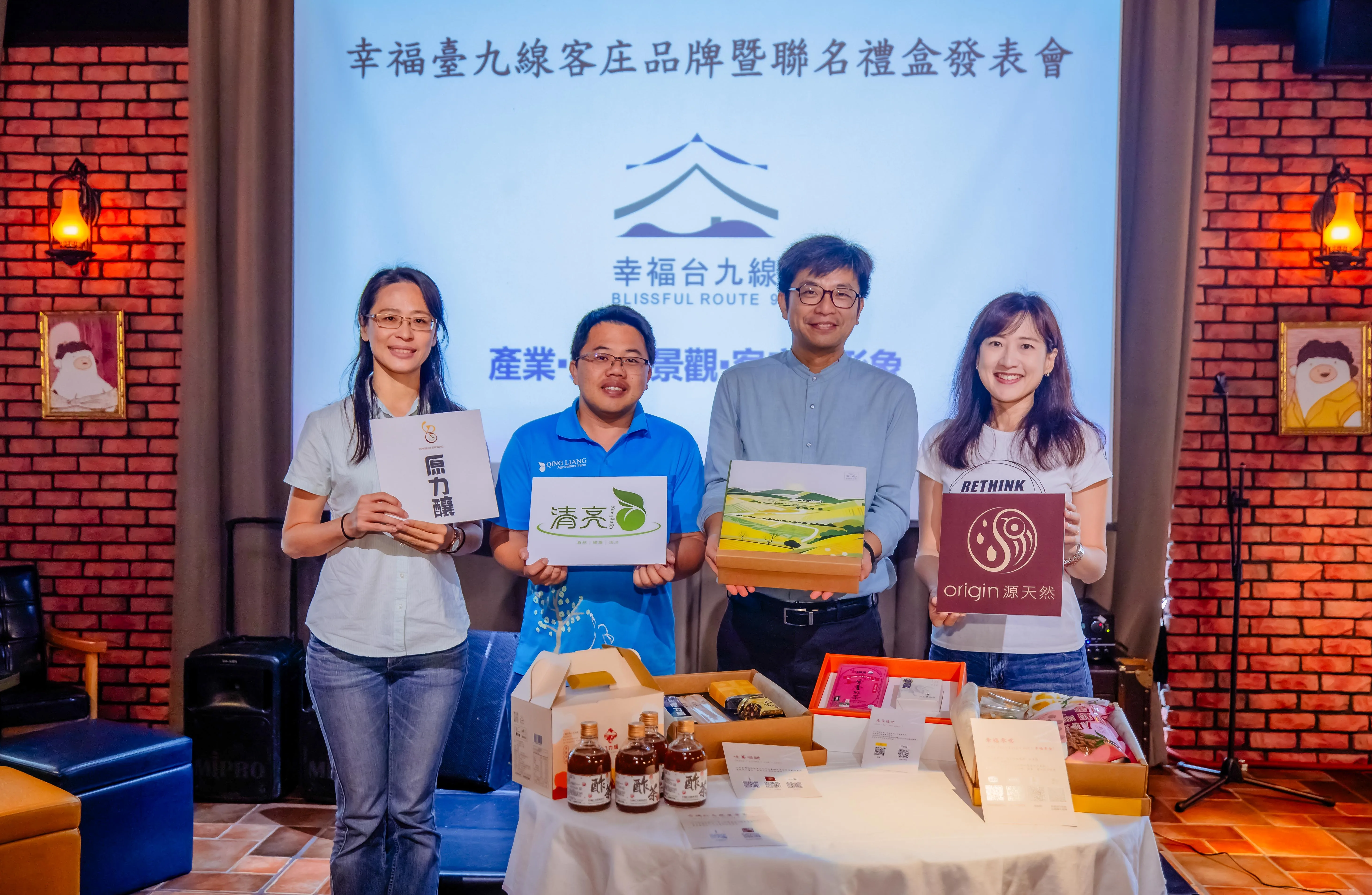 客委會副主委周江杰（中）與合作業者開箱聯名禮盒。客委會提供