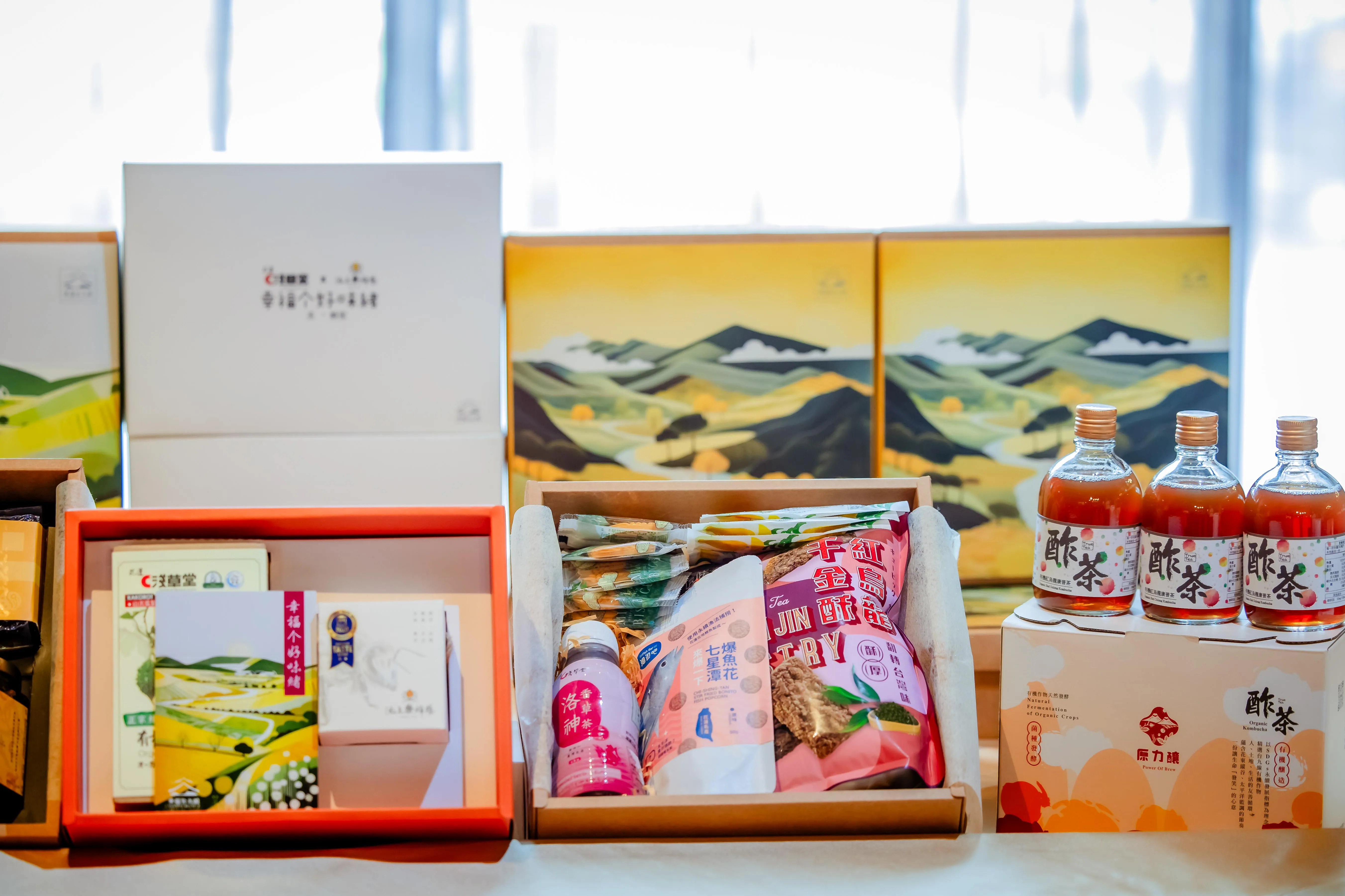10家花東客庄品牌聯合開發出的禮盒展示。客委會提供