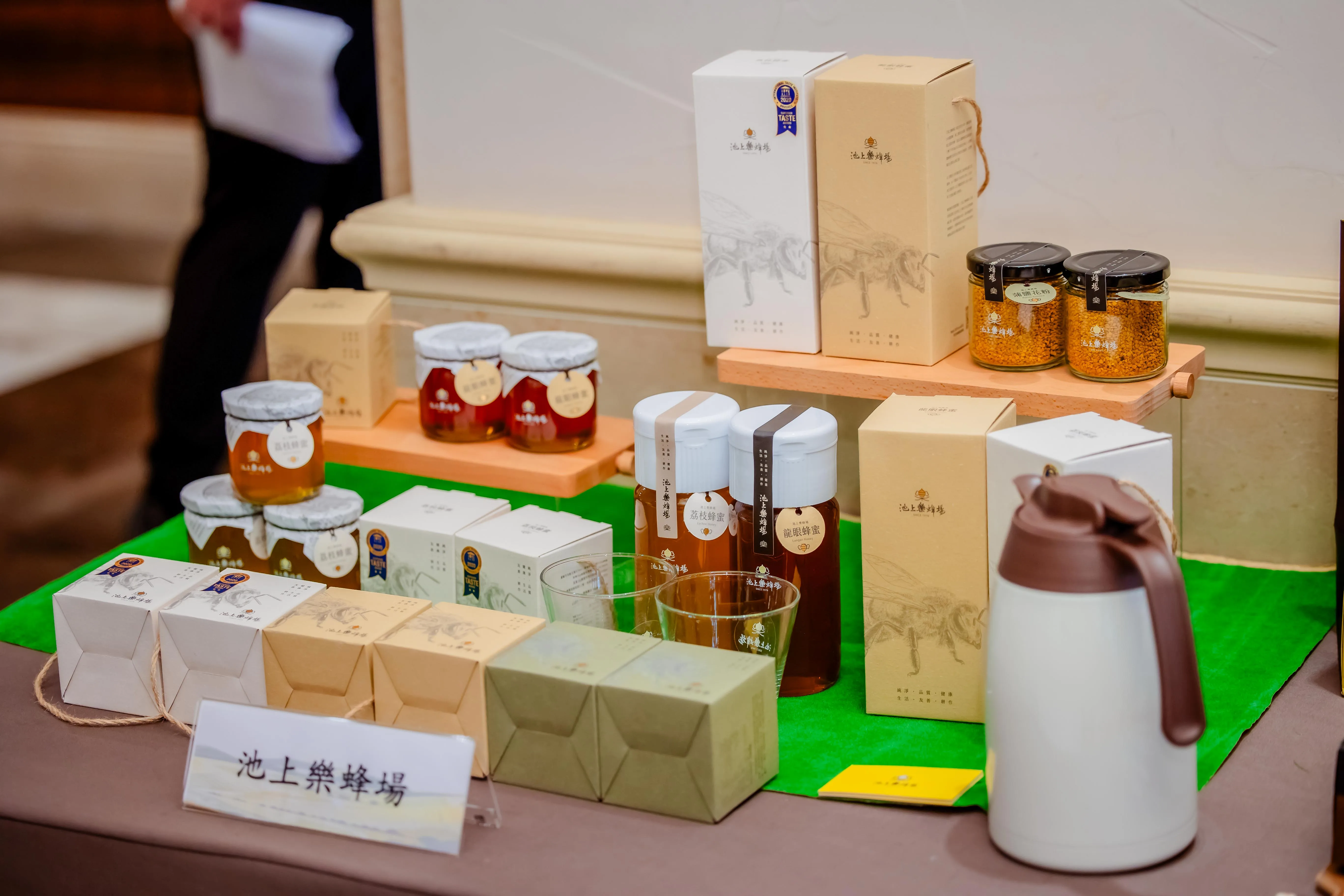 10家花東客庄品牌聯合開發出的禮盒展示。客委會提供