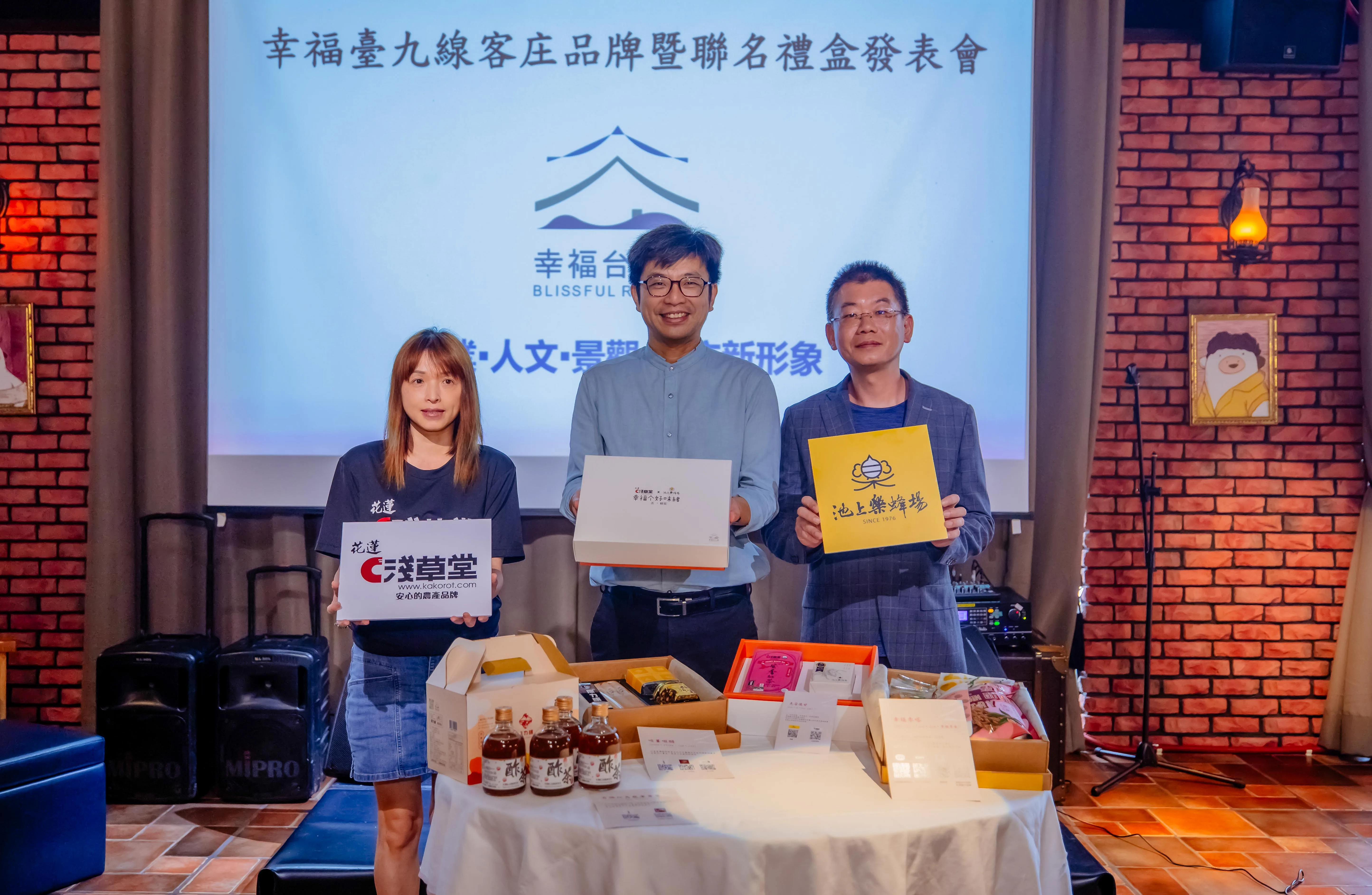 客委會副主委周江杰（中）與合作業者開箱聯名禮盒。客委會提供