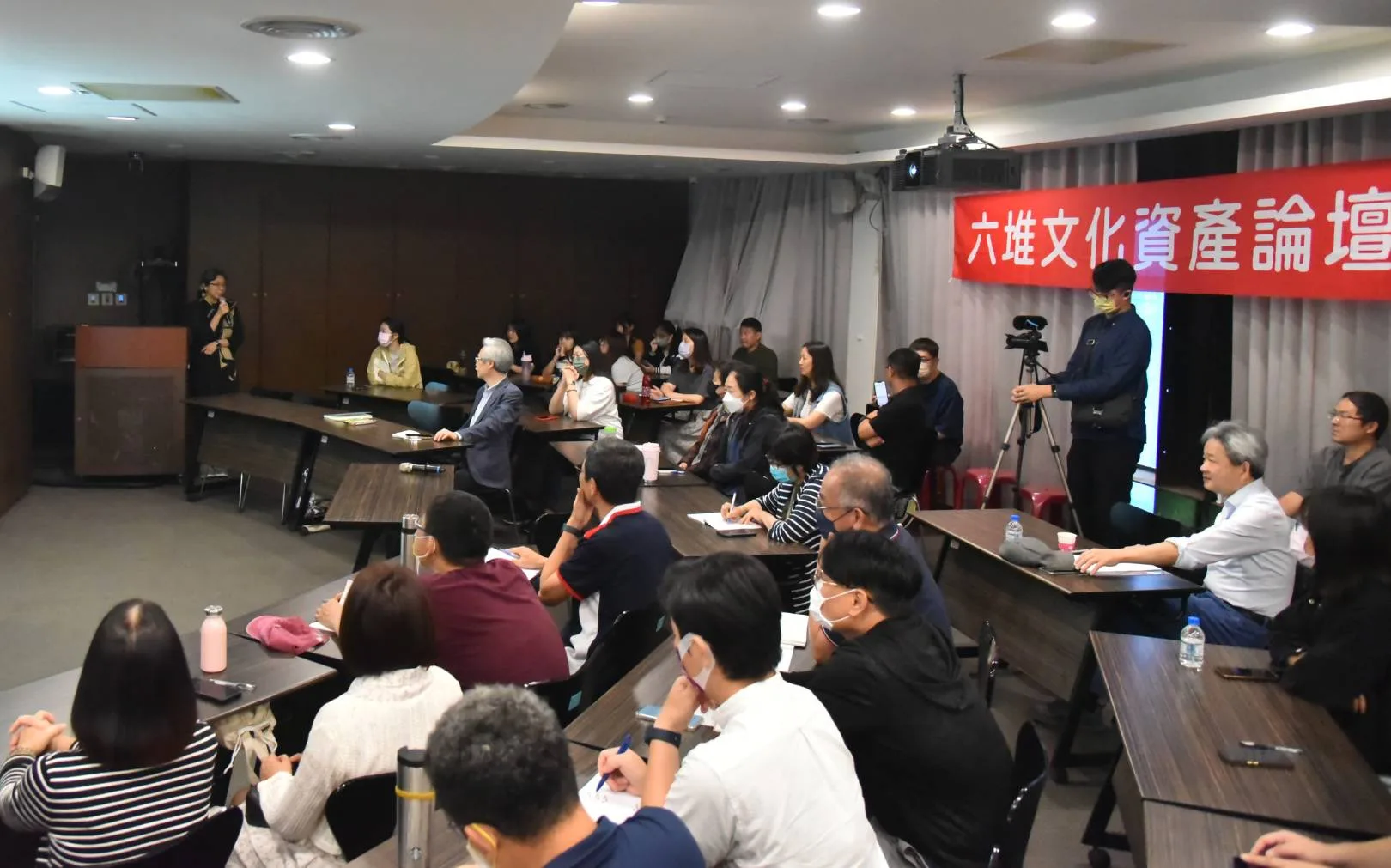 六堆文化資產論壇圖洪馨蘭教授分享六堆(文化)認同的(不)可視性作為臺灣客家無形文化文資的可行性思考。客發中心提供