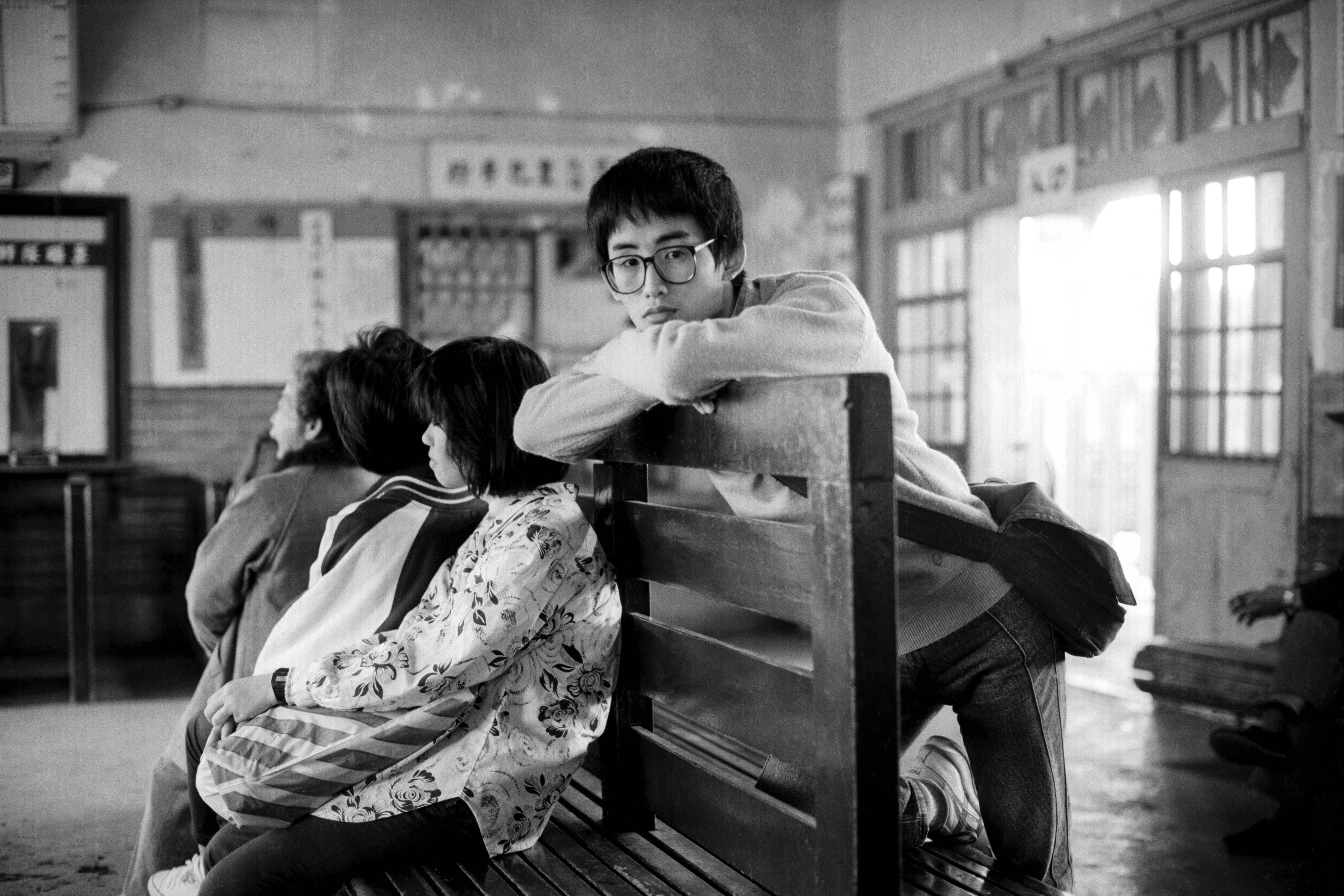 淡水火車站,1987年。這張淡水火車站照片,是張良一心中最遺憾場景。收錄於《淡水張良一》。張良一攝