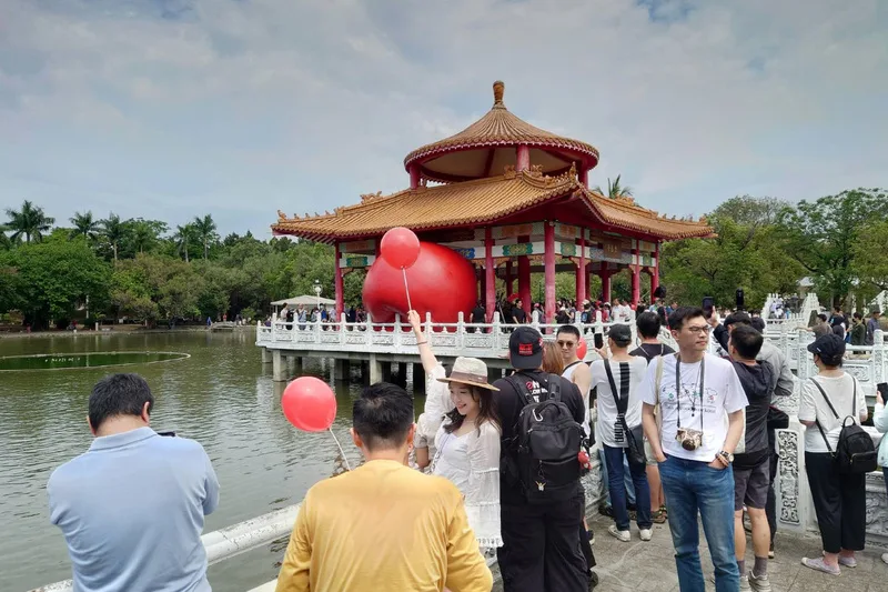 大紅球出沒台南10景點　展出僅3日湧入萬人朝聖