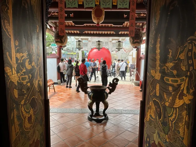 美國藝術家波希克(Kurt Perschke)在台南市發起「紅球計畫」,29日在市定古蹟風神廟接官亭啟動,將連續10天在台南不同景點現身。中央社