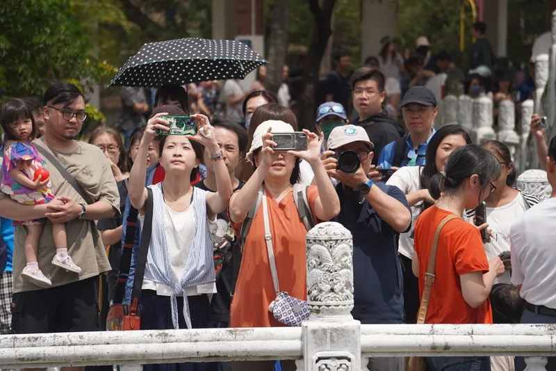 紅球台南歷史街區策展行動31日移展台南公園念慈亭,吸引不少民眾在外圍參觀、搶拍留念。中央社