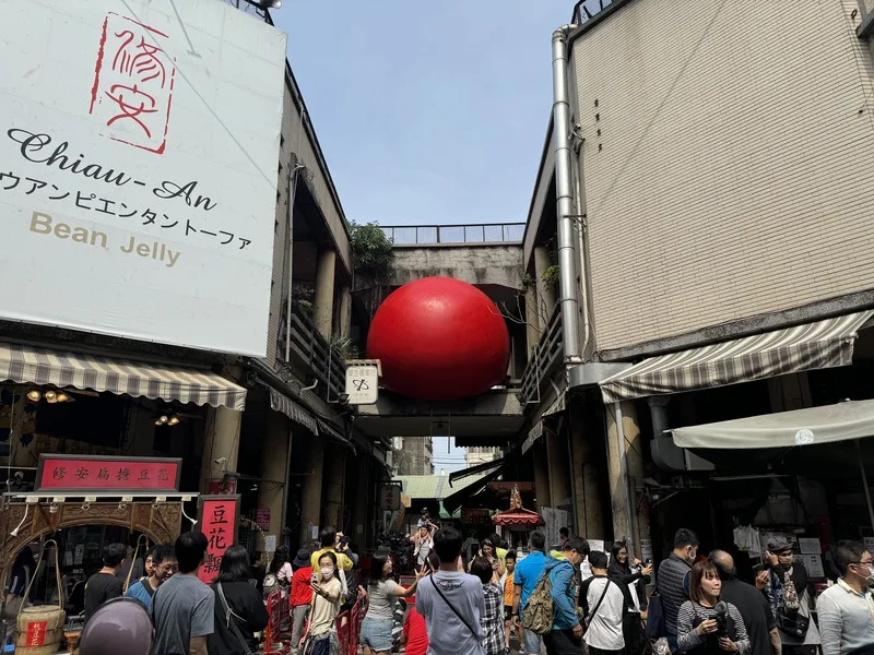 美國藝術家波希克(Kurt Perschke)發起「紅球計畫」,29日在台南市市定古蹟風神廟接官亭啟動,30日移展中西區永樂市場,置放在兩棟建築相通的人行天橋上。中央社