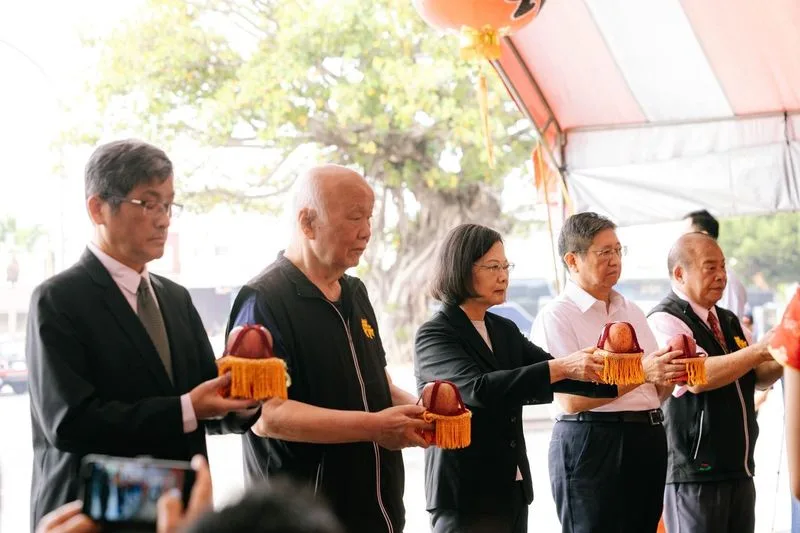 蔡英文30日前往新竹縣褒忠亭113年度春祭大典，誠心向義民爺敬拜。客委會提供