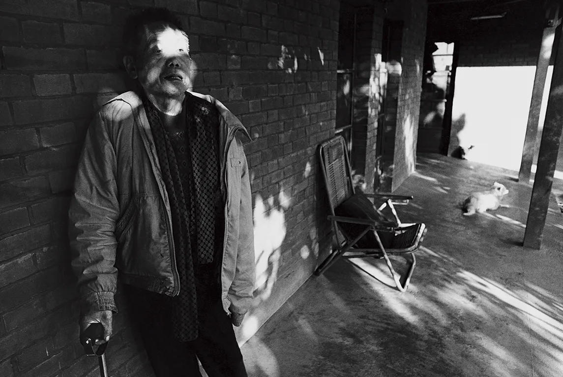 周慶輝《行過幽谷》，〈冬天樂生人靜靜享受著溫暖的陽光〉，1990年代。國家攝影文化中心典藏。