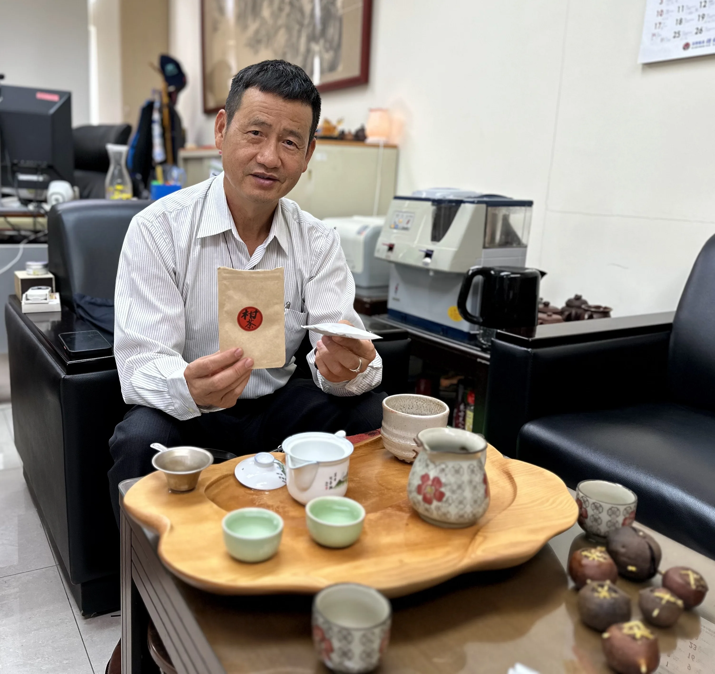 苗栗縣農業處長陳樹義把南庄橙做的柑茶敲碎做成袋茶,符合現代人的需求。蕭秀琴攝