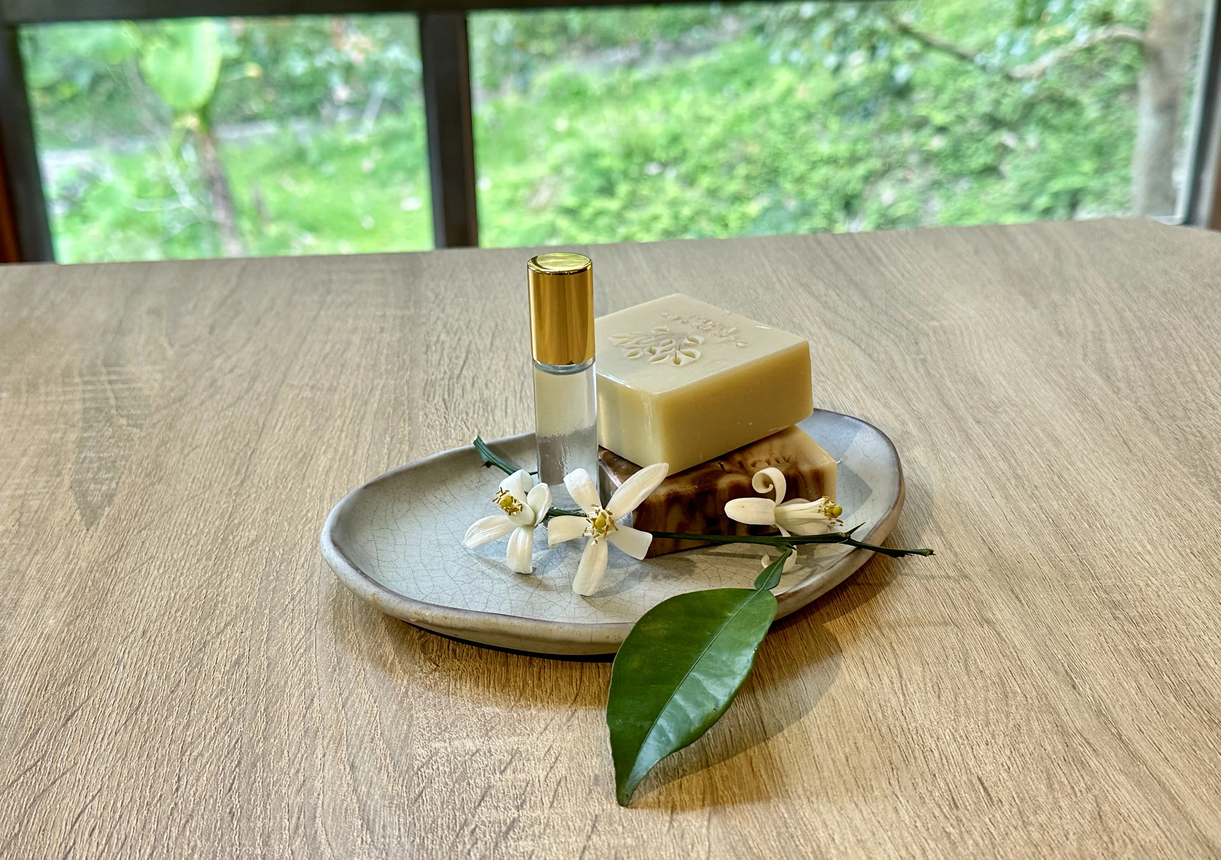 苗農森林科老師邱俊翔萃取南庄橙花露做手工皂。蕭秀琴攝