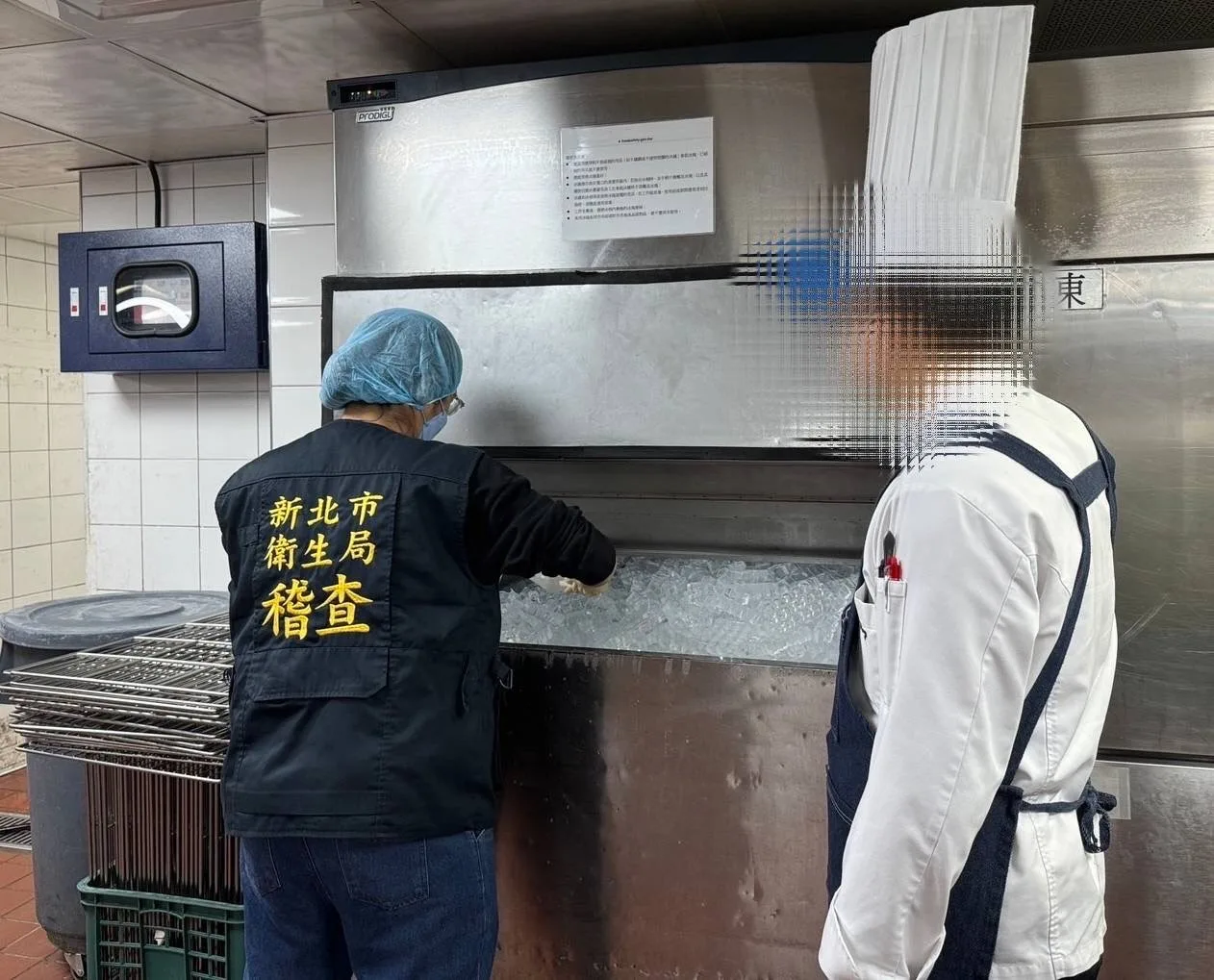 新莊頤品飯店釀62人腸胃不適，其中9人就醫，新北市衛生局帶回海鮮與自製冰塊等食材查驗。新北市衛生局提供