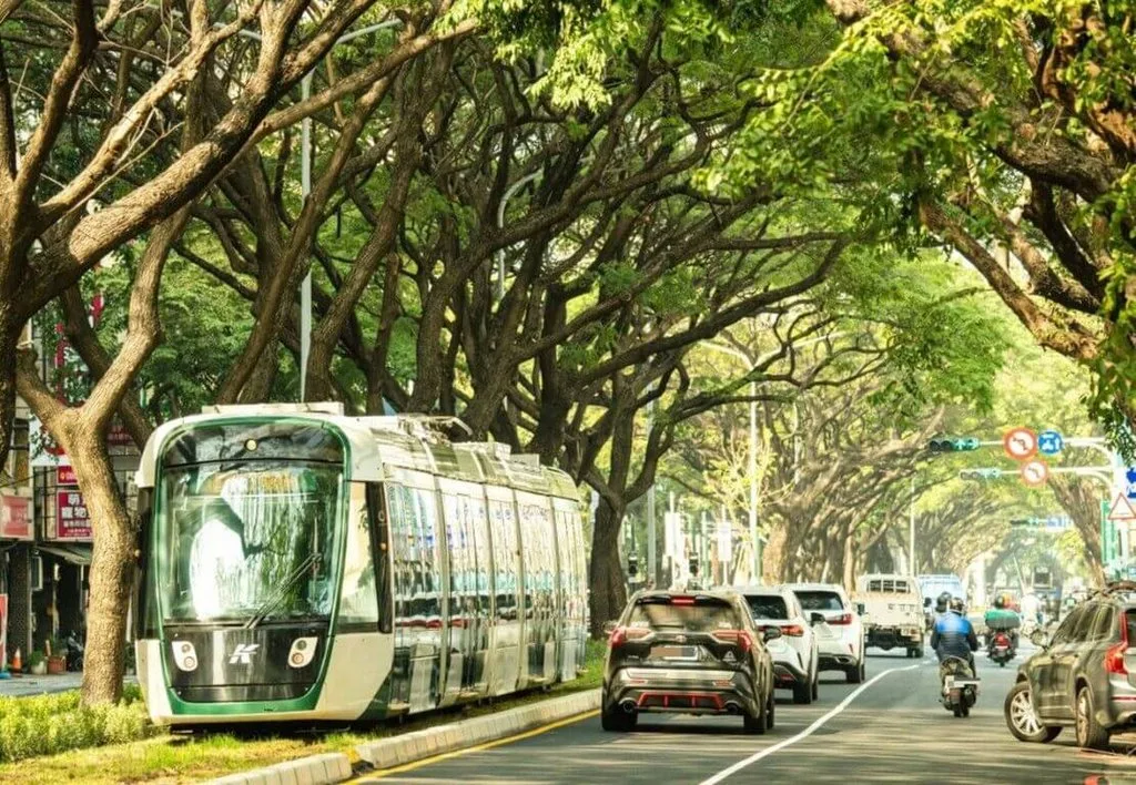高雄輕軌運量增　陳其邁︰擬增購14列車及縮短班距