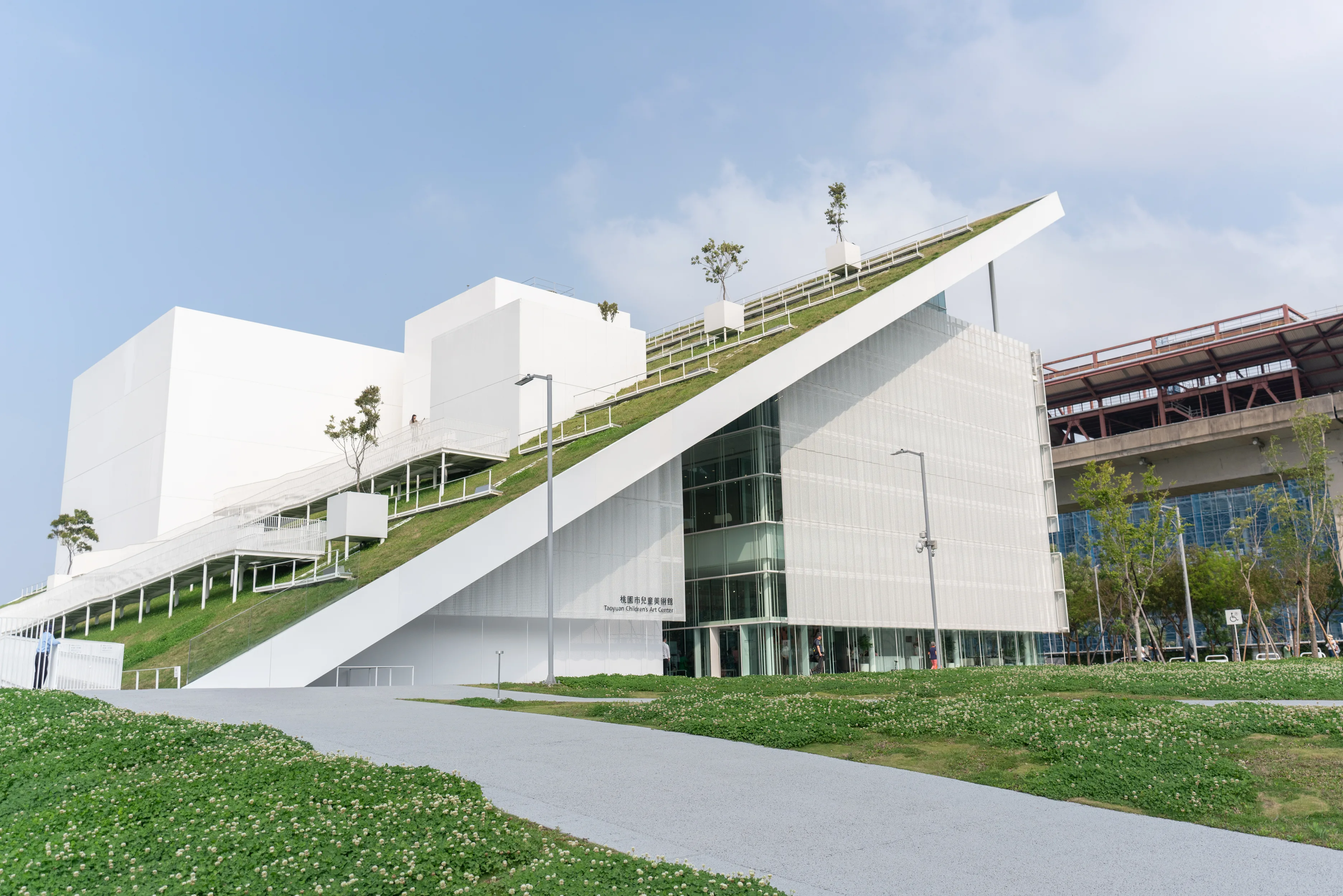 桃園市兒童美術館,以白色為建築本體,在搭上屋頂上的草皮,遠看就像座山丘。洪俊傑攝