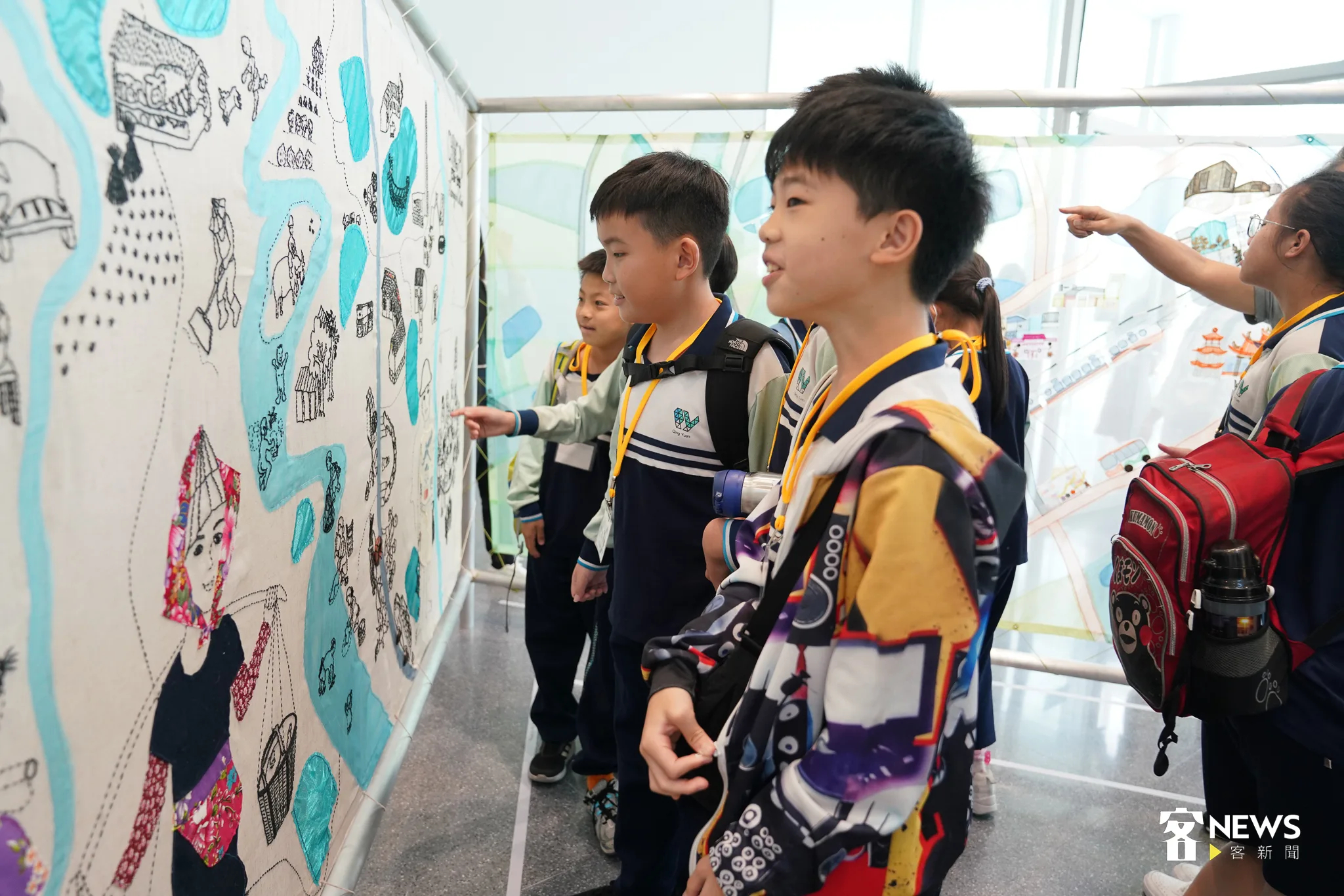 桃園兒童美術館今開箱,在地小學也到場館內參觀玩得不亦樂乎。洪俊傑攝