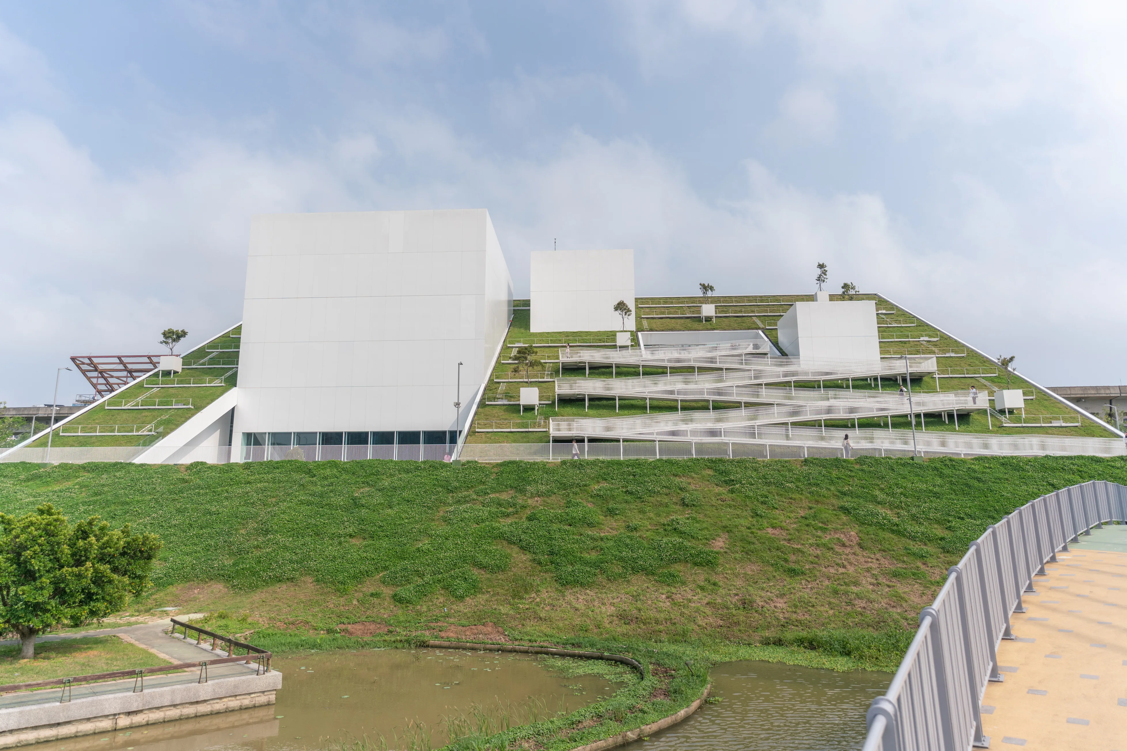 桃園市兒童美術館,遠看就像座山丘。洪俊傑攝