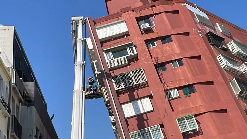 花蓮房屋傾斜8人受困 警消升雲梯車救援。中央社