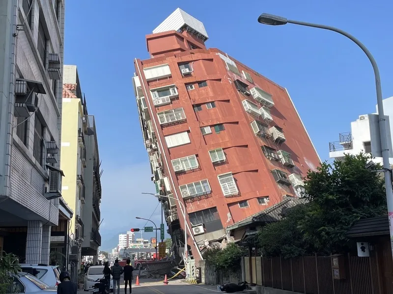 花蓮地震災情 中山路重慶路口房屋傾斜。中央社