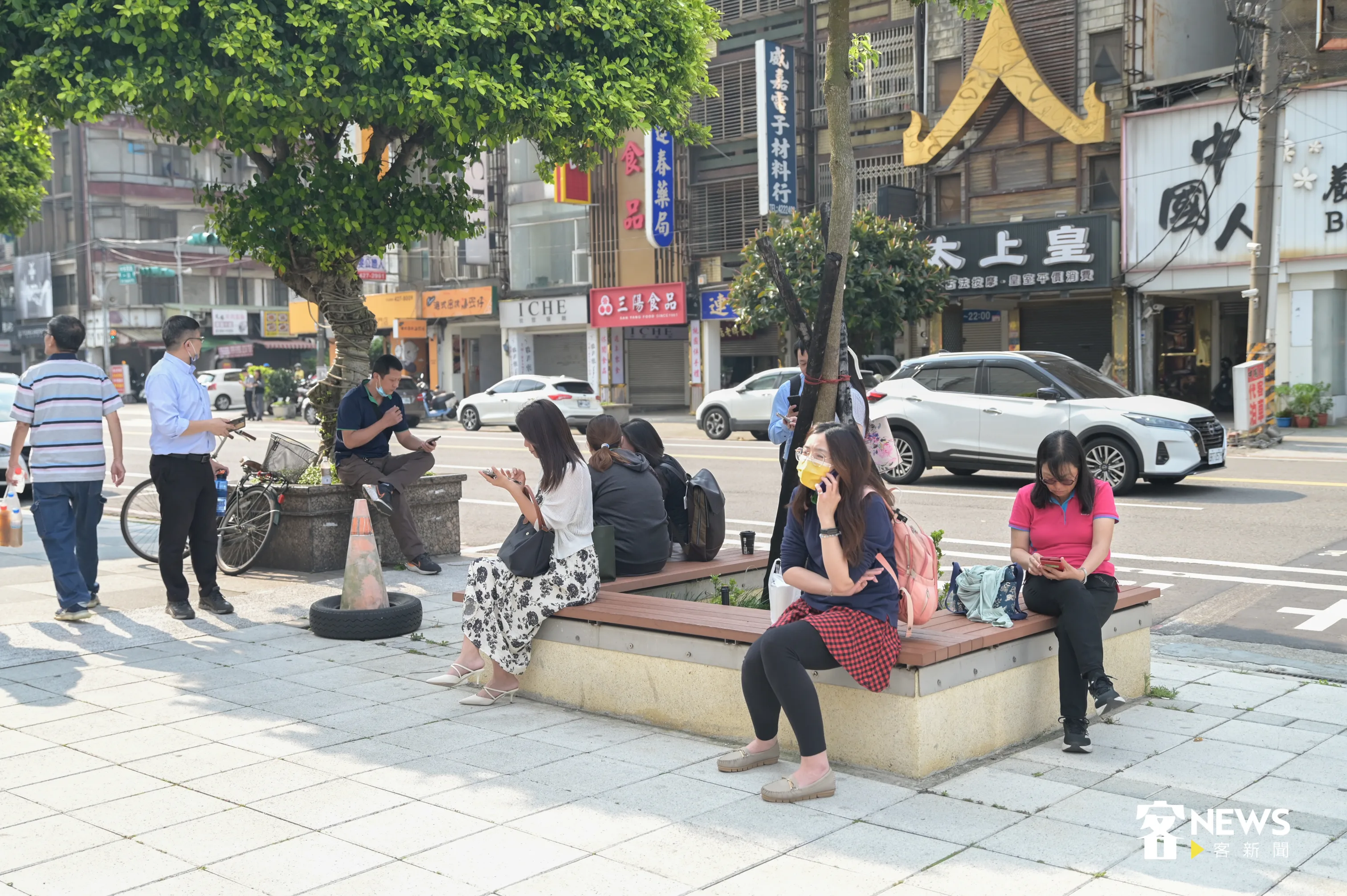 受地震影響，民眾旁等候打電話報平安，圖為桃園捷運老街溪站。洪俊傑攝