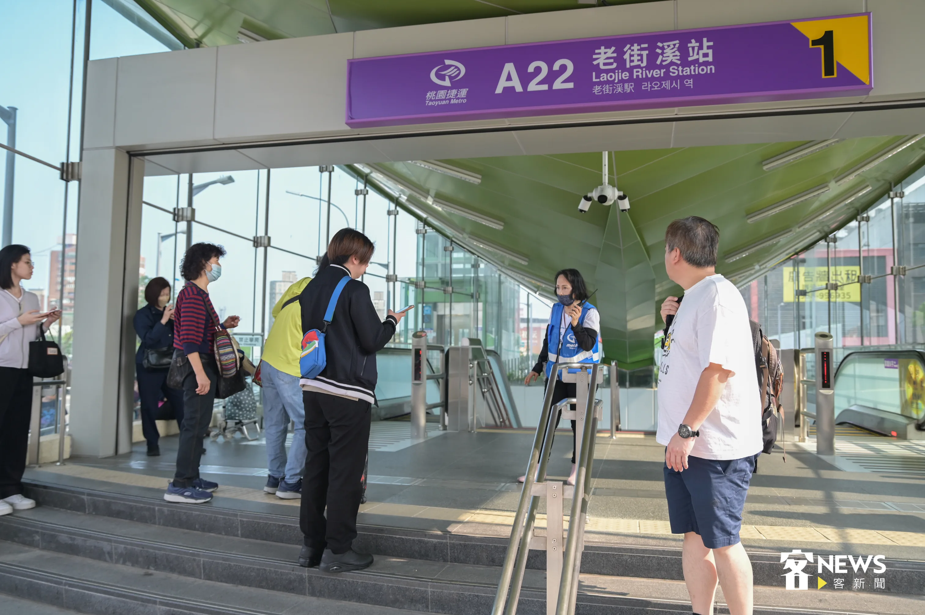 受地震影響，桃園捷運一度停駛，許多民眾在外等候。洪俊傑攝