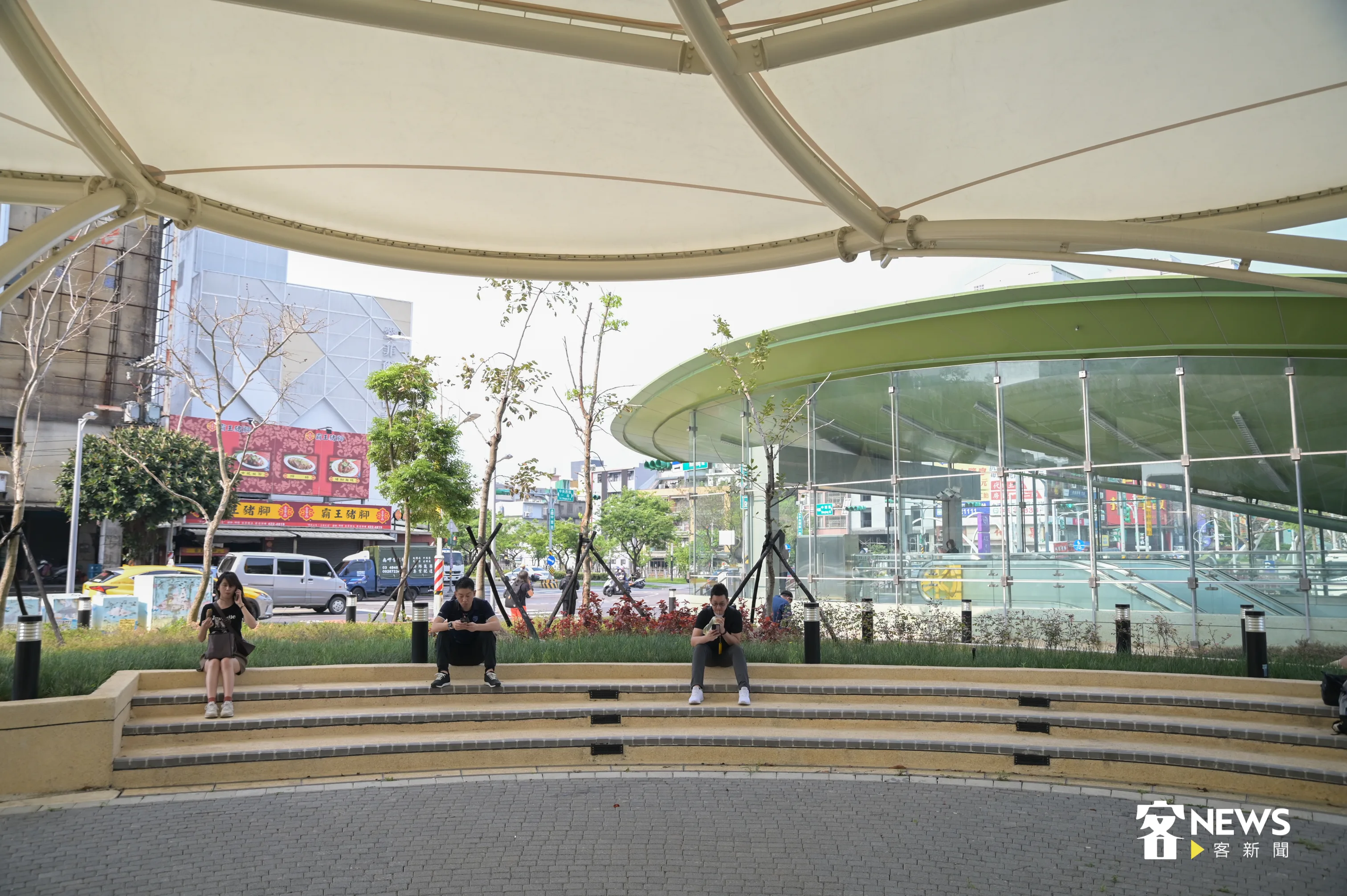 受地震影響，桃園捷運一度停駛，許多民眾在外等候。洪俊傑攝受地震影響，桃園捷運一度停駛，許多民眾在外等候。洪俊傑攝