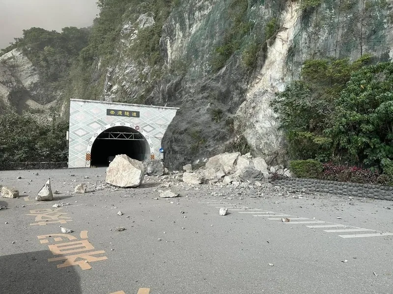 圖輯／花蓮地震樓屋傾斜崩山　高鐵捷運檢測後安全恢復通行