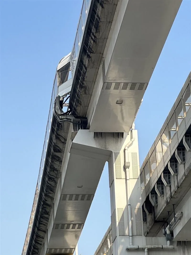 民眾拍下環狀線疑似位移。翻攝畫面