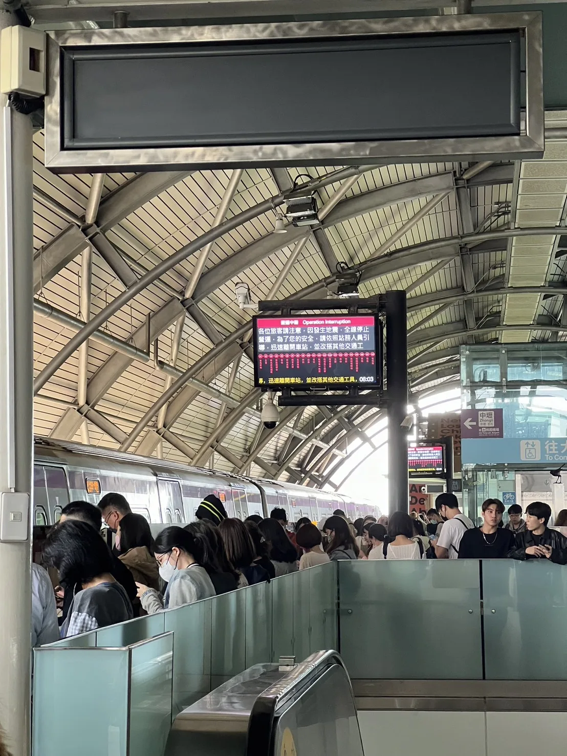 台北捷運受地震影響，一度停駛，旅客在月台等待。民眾提供