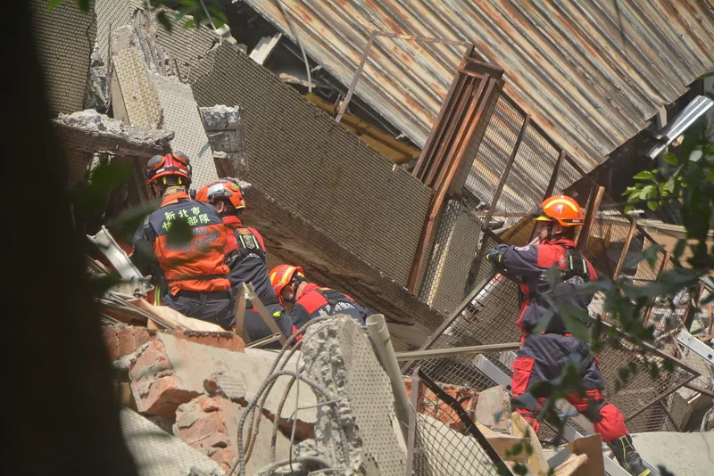 新北市中和區一棟倉庫3日因為地震倒塌,由於現場3樓有民眾受困,消防局特搜大隊獲報也動員人力與機具到場搶救。