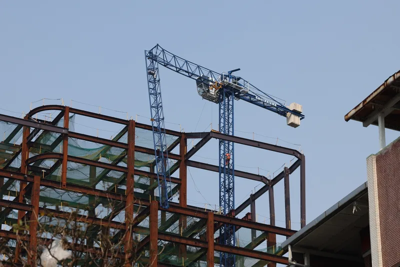地震造成台北市大直一處新建工程塔吊彎折,施工單位已積極處理。中央社