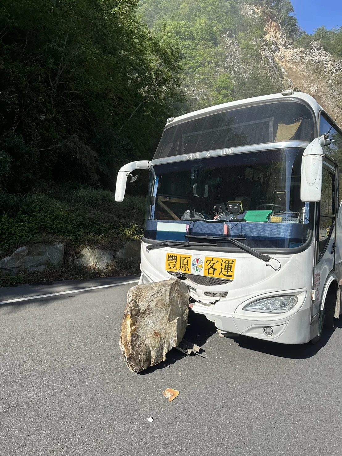 民眾直擊行徑梨山的客運,遭落擊中,司機與乘客飽受驚嚇,但無受傷。張聖斌提供