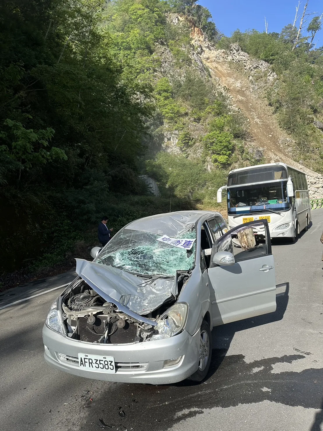民眾直擊梨山前導車中衛車遭落石擊中,司機飽受驚嚇,但無受傷。張聖斌提供
