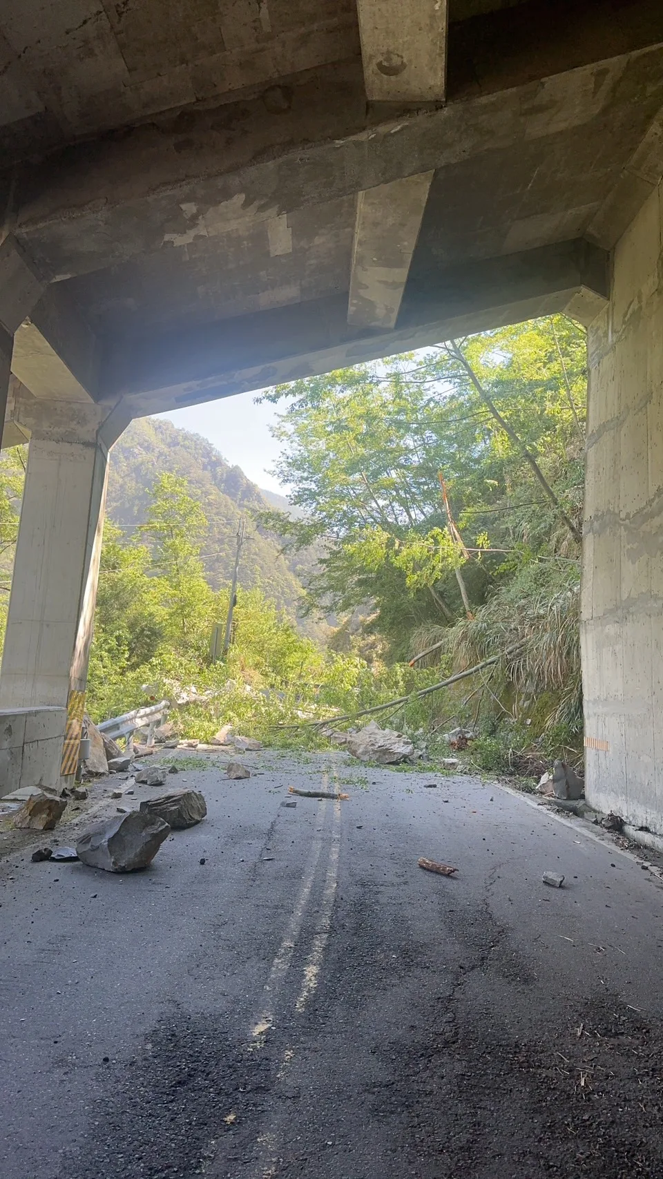 梨山路段受地震影響,土石崩落,交通受阻。張聖斌提供