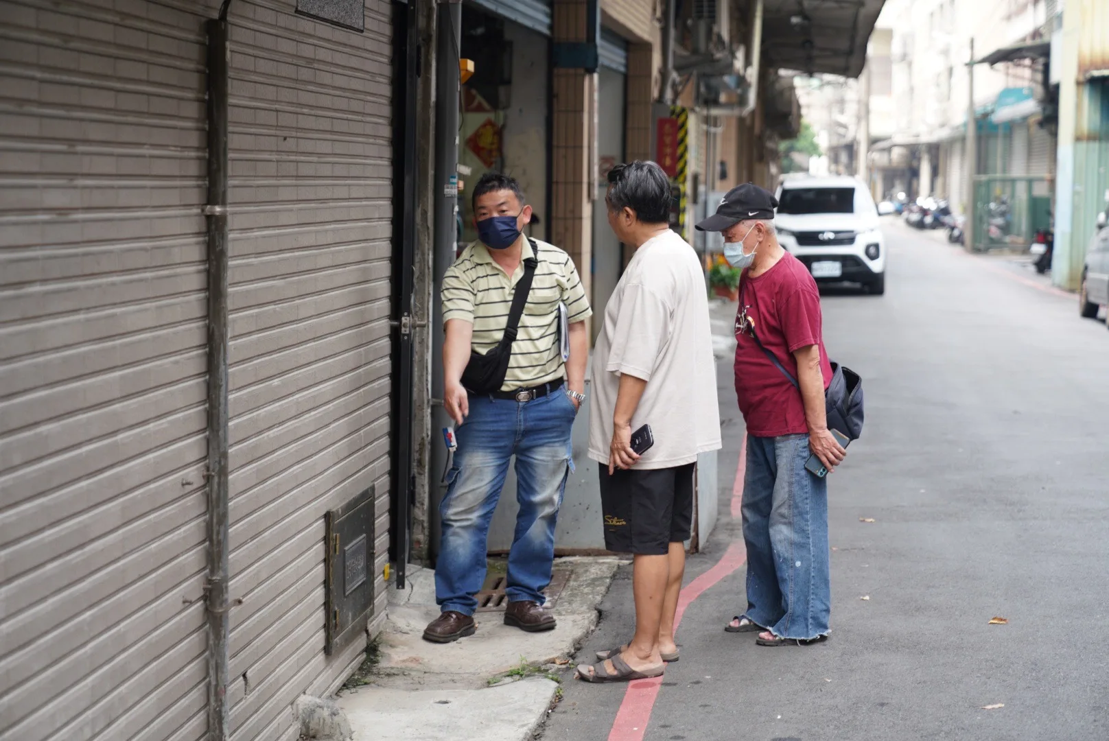 強震波及,受災住物外出查看屋況。宋佩遙攝
