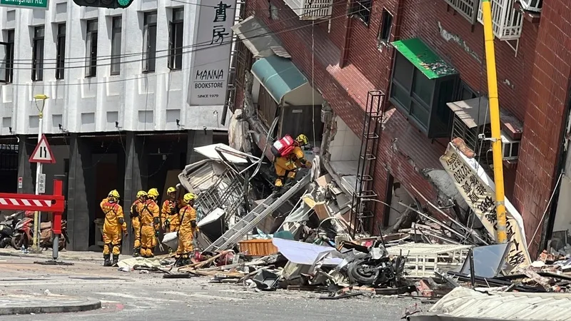圖輯／地動震撼花蓮、雙北、山區屋斜土石落　高市特勤隊赴災區救援