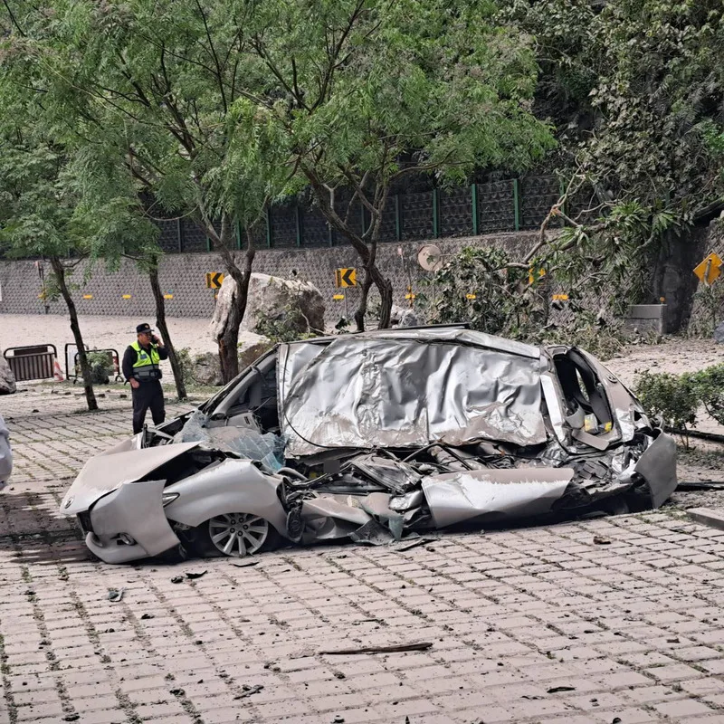 蘇花公路匯德隧道停車場內汽車遭落石壓扁。中央社
