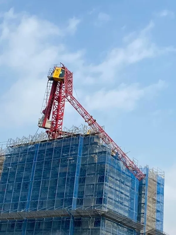 新北新莊區中正路某建案頂樓施工吊車倒塌，幸無人傷亡。中央社