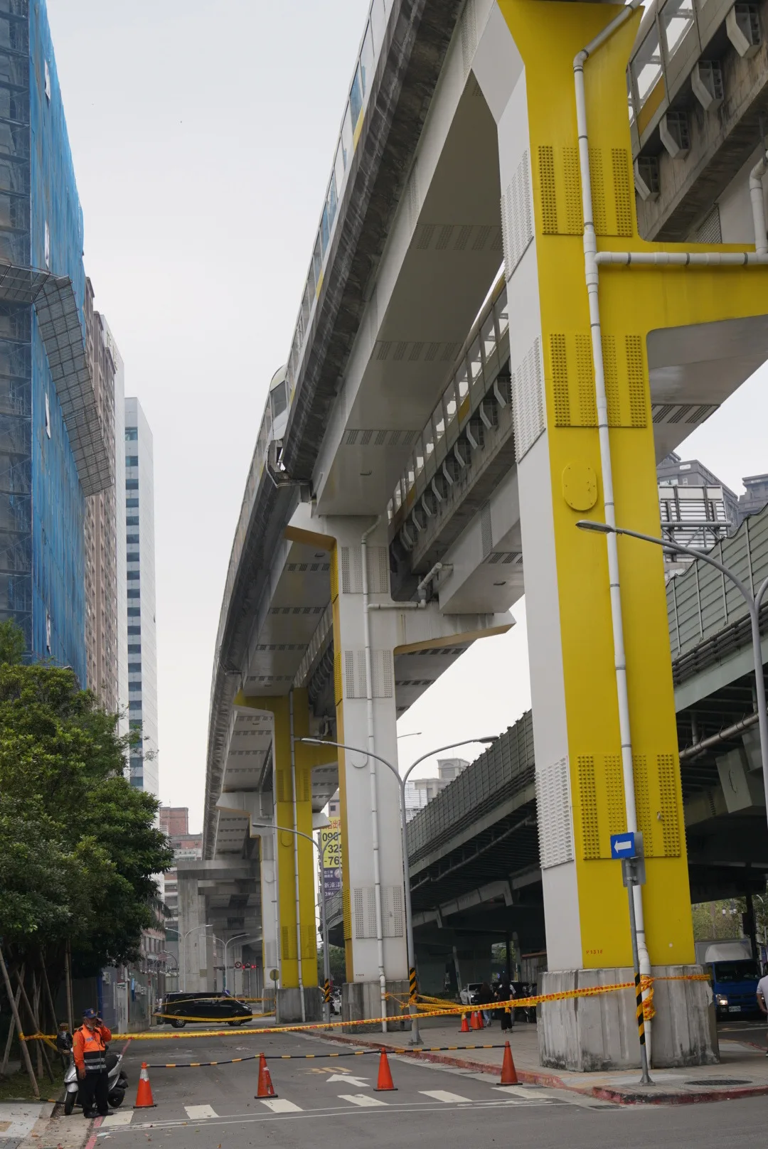 梁軌移位,封鎖路段搶救中。宋佩遙攝
