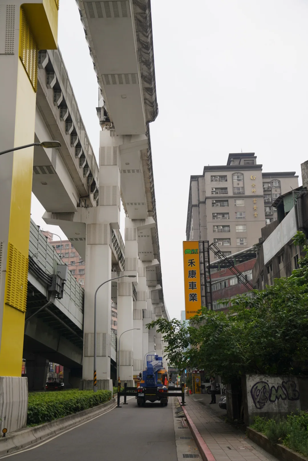 梁軌移位,封鎖路段搶救中。宋佩遙攝