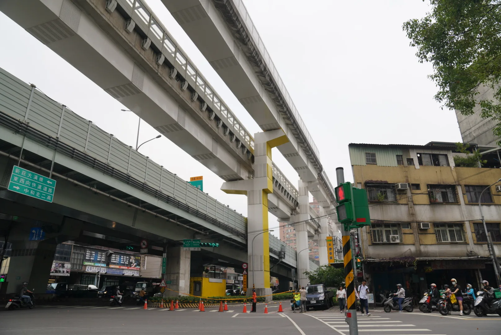 梁軌移位,封鎖現場路段。宋佩遙攝