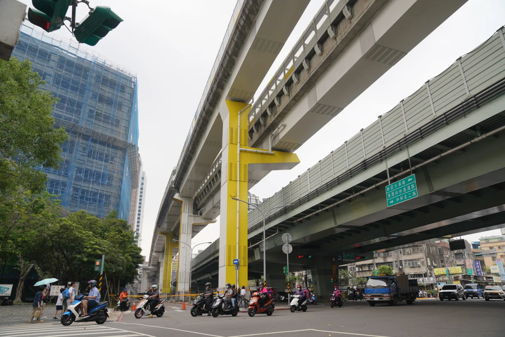 梁軌移位,封鎖現場路段。宋佩遙攝