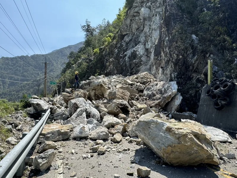 花蓮3日上午發生強震，中橫便道多處落石掉落，阻斷道路，谷關工務段出動機具搶通，呼籲要進入山區的民眾應注意山區路況。台中市消防局提供
