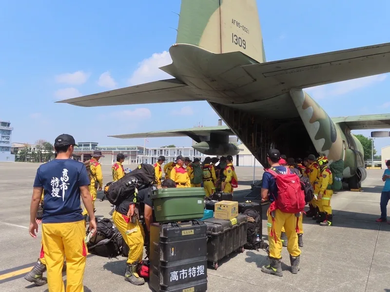 南高屏特搜隊出動60人5犬　搭空軍運輸機赴花蓮馳援