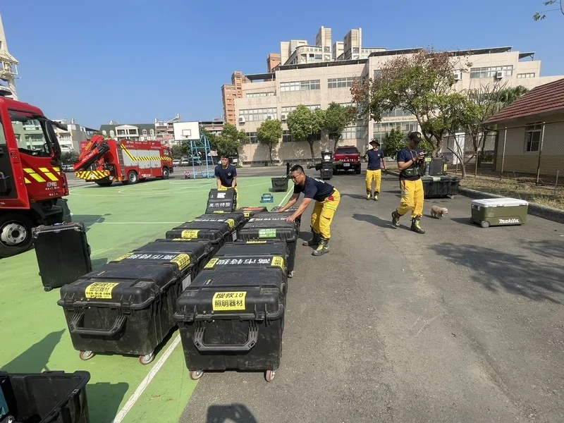 花蓮3日上午發生有感地震,高雄市長陳其邁已下令消防局特搜隊和花蓮台東聯繫,整備前往屏北軍機場,將搭乘C130運輸機支援救災。高雄市消防局提供