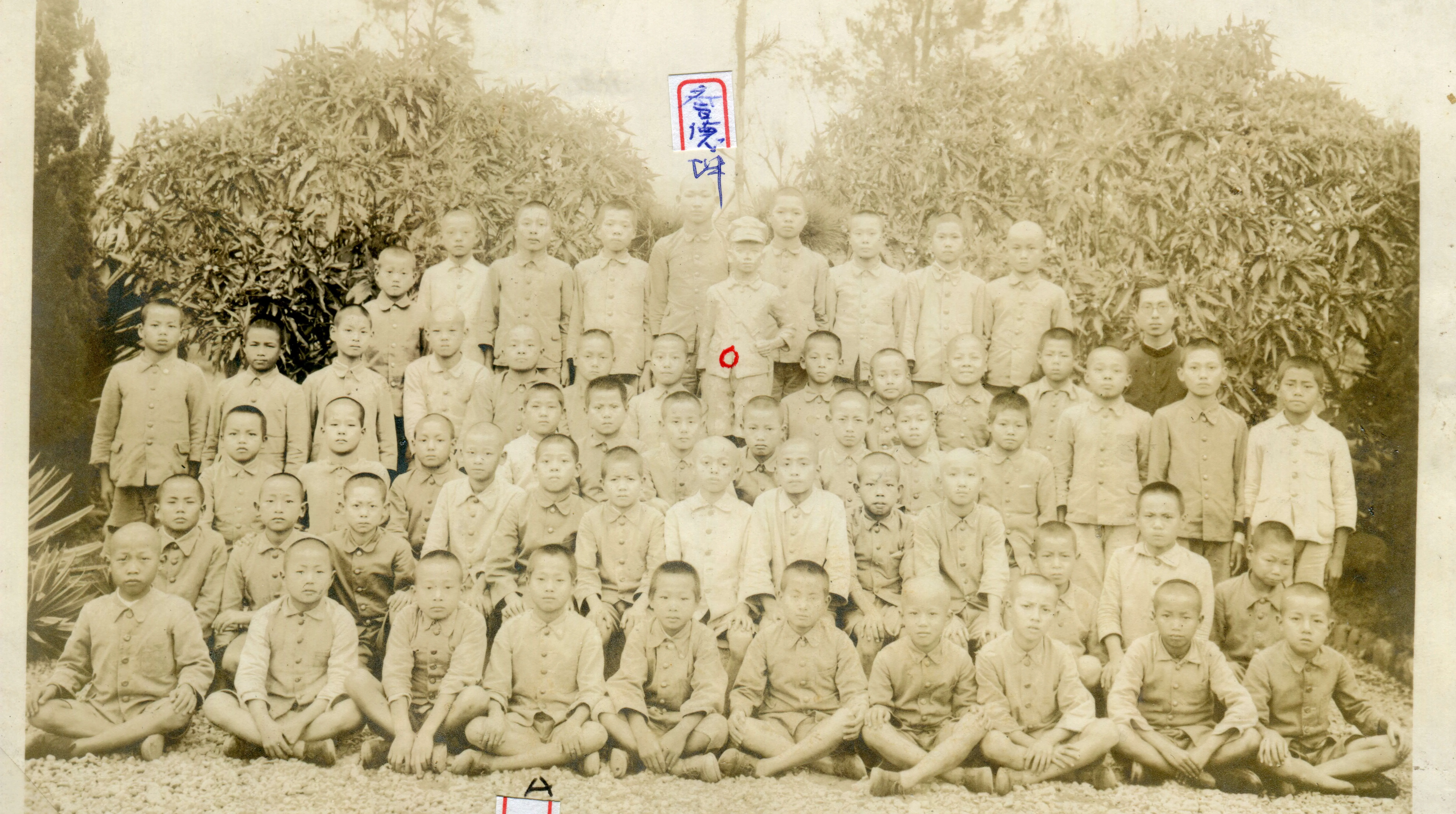 謝肇楨(第一排左四)與詹德坤同班,公學校畢業時全班同學與他的銅像合影。謝肇楨提供