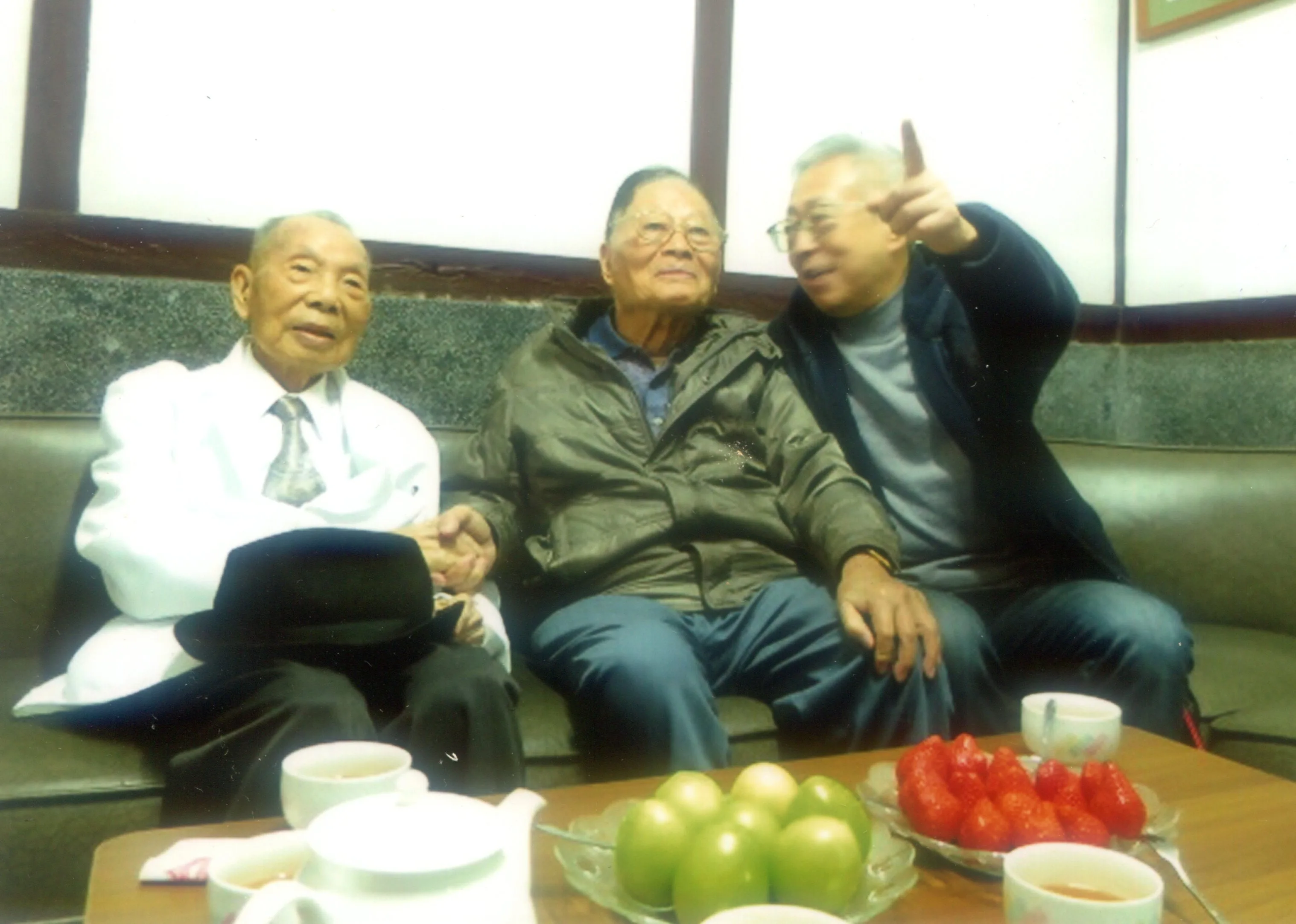 2020年謝肇楨在兒子謝世民陪同下拜會謝春梅醫師(左)。謝世民提供